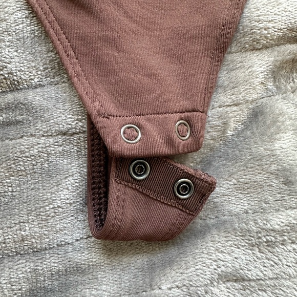 Brown Aritzia contour square neck short sleeve bodysuit - Picture 4 of 4